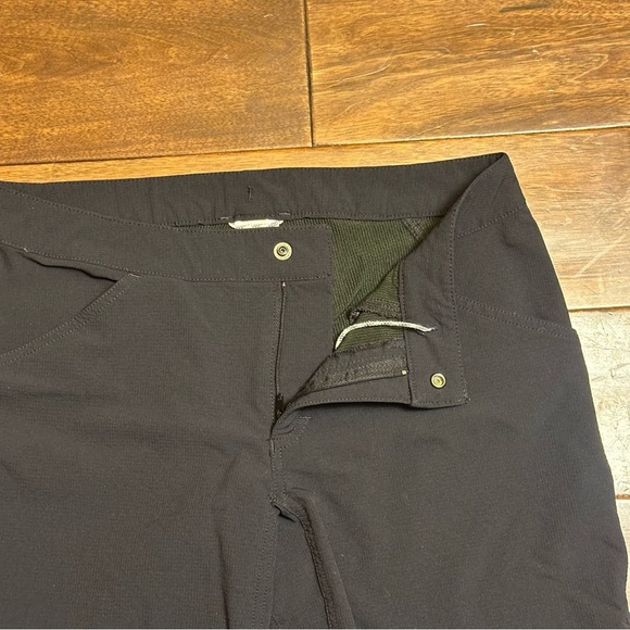 The North Face Women’s Black Shorts Size 4 - Picture 4 of 10